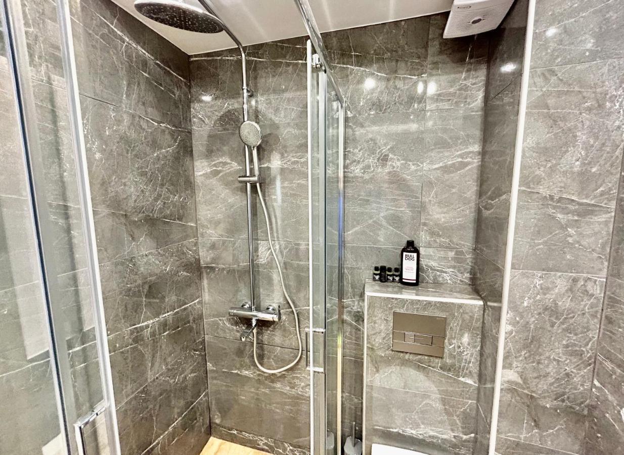 Port Twins Suites No1 피레아스 외부 사진